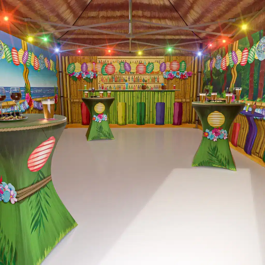 Interieur van de Tropische Easy Up thematent met bar en strandsfeer