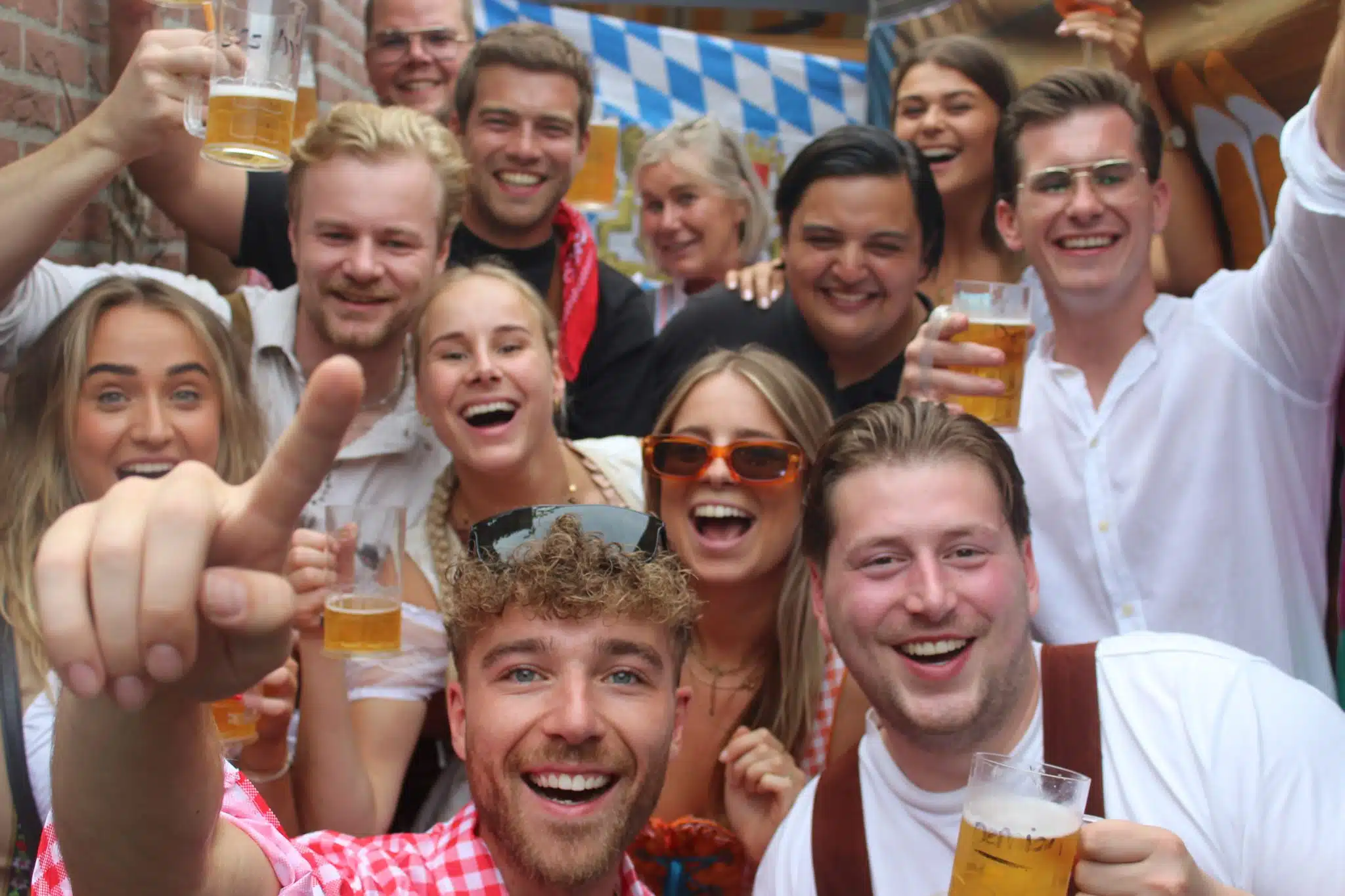 Vrolijke gasten met bier op een Oktoberfest-themafeest van Thematent